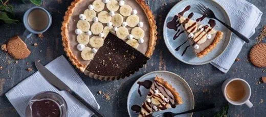 recipe image تارت بانوفي بالكريمة المخفوقة وشراب الشوكولاتة