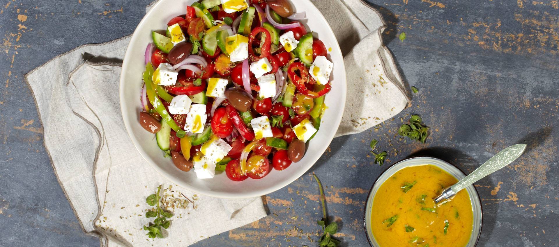 recipe image Řecký salát s cherry rajčátky A violife řeckým blokem