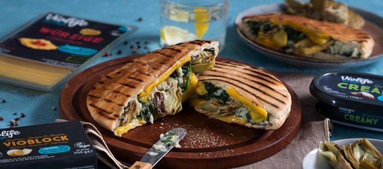 recipe image Grilled Pita Sandwich mit Spinat und Artischoke