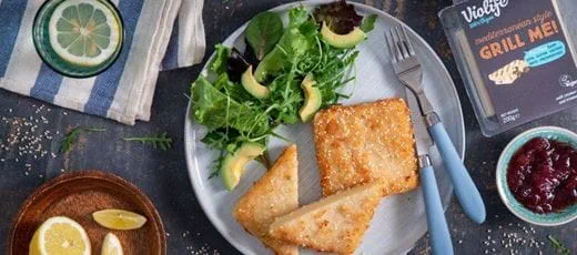 recipe image Panierter Violife Grill Me mit Preiselbeeren und Salat