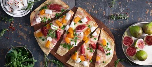recipe image Flammkuchen mit Erbsen, Rucola und Feigen