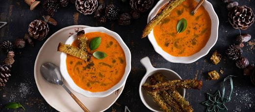 recipe image Gaspacho aux tomates et croutons au pesto vegan