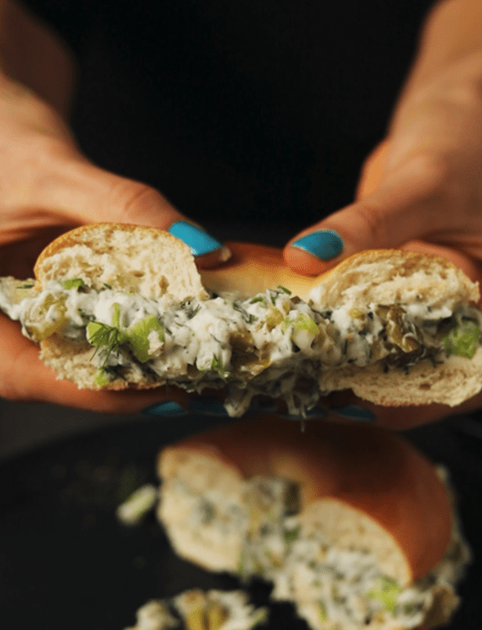 Bagel garni d’aneth, de cornichons et de fromage à tartiner Violife, l'alternative 100% végétale au fromage