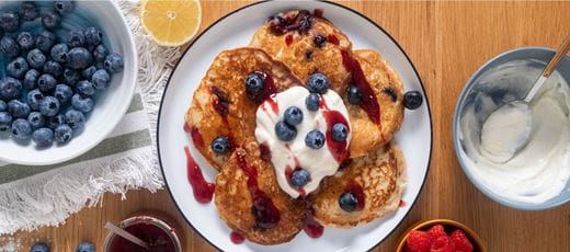 recipe image Pannkakor med blåbär, hallon och sylt