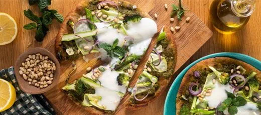 recipe image Flatbröd med grillade grönsaker och pesto