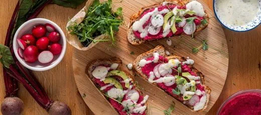recipe image Avokadotoast med rödbetshummus
